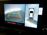 パノラミックビューモニターを装備。クルマを真上から見るように周囲を確認できます。