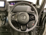 ハンドルにHondaセンシング系のクルーズコントロールやレーンキープアシストなどのスイッチと、オーディオの操作スイッチが装備されています。ハンドルから手を離さず安全に操作できます。