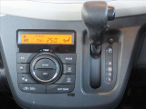 インパネシフトで操作性が良好で足元もスッキリしています。室内の希望温度を設定すると、自動的にヒーターやクーラーの温度調整や風量調整などを行うオートACを装着★☆★