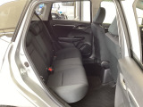 リアシートは左右、別々に多彩なアレンジをする事ができます。1段階のリクライニングも出来ます。また、リアシート座面を跳ね上げて、背の高い荷物などを積む事ができます。