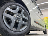 【純正アルミホイール】デザイン性の高い純正アルミホイールを装着しております。各種社外アルミホイールや、スタッドレスタイヤも取扱いしております。是非ご相談ください♪