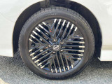 純正のアルミホイールです!お車に合ったデザインのホイールになっています!