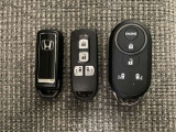 スマートキー付きですからドアロックの開閉およびエンジンスタートが楽々です。電動スライドドアの開け閉めもボタンで操作できます。加えて、純正リモコンエンジンスターター用の操作キーもついています。