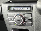 【オートエアコン】一度お好みの温度に設定すれば、車内の温度を検知し風量や温度を自動で調整。暑い&hellip;寒い&hellip;と何度もスイッチ操作をする必要はありません。快適な車内空間には必須の機能ですね♪
