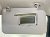 【運転席サンバイザー】鏡が付いているのでメイク直しなどにも便利★
