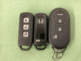 スマートキー付きですからドアロックの開閉およびエンジンスタートが楽々です。電動スライドドアの開け閉めもボタンで操作できます。加えて、純正リモコンエンジンスターター用の操作キーもついています。