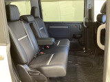 2列目シートは背もたれの角度調節ができるベンチシートになっております。長距離運転になってもゆったりとできるようにアームレストがついてます。
