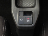 電動パーキングブレーキ&オートブレーキホールド機能付。「HOLD」スイッチを押しシステムONの状態にしておくことで信号待ちでブレーキを踏んで停車時ブレーキペダルから足を離してもブレーキを保持。楽です。