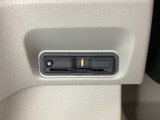 ハンドルの左下にETCがついています。高速道路の料金所の通過も楽々です。 カードの取り出しもしやすい場所についています。