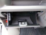 【室内収納】グローブボックスは奥行きがあり、日常品や車検証、その他の収納に便利です!