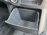 運転席前の小物入れは、色々使えて便利です。