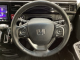 ハンドルにHondaセンシング系のクルーズコントロールやレーンキープアシストなどのスイッチと、オーディオの操作スイッチが装備されています。ハンドルから手を離さず安全に操作できます。