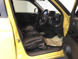 運転席は、大きな座面と包み込むような背もたれがドライバーの身体全体をしっかり支えます。上質なシート素材と座り心地のよいクッションを採用し、長時間の運転やコーナーの多い道も快適です。