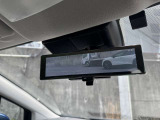 インテリジェントルームミラー☆後席に乗っている人や、大きな荷物を載せていると見にくくなりがちな後方視界。。こちらは車両後方のカメラ映像をミラーに映すので、天候にも影響されないクリアな後方視界を実現☆