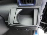 【据え置きカップホルダー】エアコン吹き出し口下部に設置されていますので使いやすさバッチリ!運転席から手の届くちょうどの位置です!