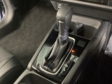 シンプルでとても使いやすいフロアシフトに、パーキングブレーキはハンドタイプのパーキングブレーキです。