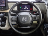 ハンドル左側にはオーディオ操作が出来るオーディオリモートコントロールスイッチ、右側にはHonda SENSINGとオートクルーズコントロールのスイッチを装備!