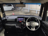 【前方視界】開放的な前方視界!運転がしやすく疲れにくいです♪窓が大きく、見通しがとっても良いおクルマですよ♪