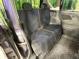 後部座席も気になるようなキズ・汚れやへたり等、大きなダメージはなく、良好な状態です。