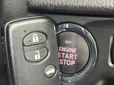 【アクセスキー&プッシュスタート】カバンやポケットに入れたままでもドアの施錠・解錠が可能なスマートキーを装備。エンジンのオン・オフ時もカギを取り出す必要が無く、ボタンをプッシュするだけでOK♪