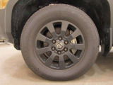タイヤサイズは265/65R18になります。アルミはマットグレイです。