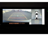 【パノラミックビューモニター】 後退時に車両の後ろ側を表示するだけでなく上から見たような映像で車庫入れなどバックする際に安心です。