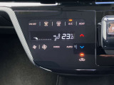 設定した温度をしっかりキープしてくれるオートエアコンで車内はいつでも快適です。タッチパネル式で凹凸がないからお掃除もラクラク♪