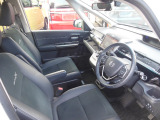 ゆったり大きくサポートも深いフロントシートです。室内はクリーニング済みです。