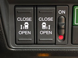【両側パワースライドドア】スマートキーや運転席のスイッチで後席両側スライドドアの開閉が可能♪電動だから力を入れてドアを開ける必要が無く、小さなお子様でも簡単に開け閉めでき快適です♪