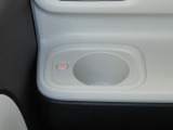 ホッとカップホルダーが運転席・助手席にあります。ホットドリンクをちょうど良い温度でキープしてくれる保温機能付で嬉しいです。