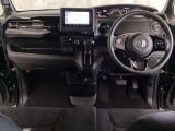 車内は光触媒抗菌消臭施工済です。スタイリッシュなデザインでスポーティなインパネ周りを演出します。グローブボックスやカップホルダーのほかにトレーなどたくさんの収納スペースが付いています。