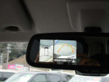 アラウンドビューモニターの映像はルームミラーにも映しだせます。