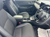 乗り心地の良いフロントシートです。足回りも広々としておりますので、長時間の運転も疲れづらいですよ。