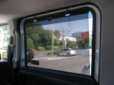 後席左右スライドドアの窓にはロールサンシェードが装備されておりますので、直射日光を遮れます