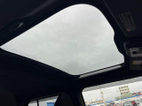 【ガラスルーフ】ガラスルーフ搭載で車内の解放感が一気にアップ!開放的なドライブをお楽しみいただけます。