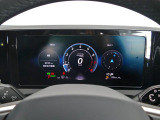 デジタルメータークラスターで鮮やかなダッシュボードを演出!!速度計と回転計の間にはナビ画面も映し出せます。メインのナビ画面とメーター内のナビ画面のスケールを変えることによりナビの案内が見易くなります。