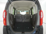 2列目シートを倒すことで、大変広いラゲッジスペースとなります。大きな荷物を積んだりと様々な用途にご利用いただけます。