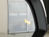 隣車線を走る車両をレーダーで検知し、ドアミラーでは確認しにくい後側方エリアに存在する車両に加え、急接近してくる車両も検知します。車両を検知するとドアミラーに搭載されたLEDインジケーターが点灯します。