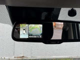 ルームミラーにもアラウンドビューモニターが映るので楽々駐車