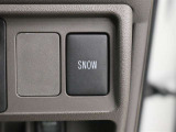 雪道などすべりやすい路面での発進・走行に適したスノーモードスイッチです。