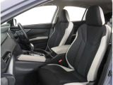 ゆったり座れて、長時間の運転も疲れにくいフロントシート!ホールド性も良く運転に集中できるシートです!!また、電動パワーシートですので着座位置も正確に合わせることが出来ます!!