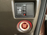 左側電動スライドドアは運転席からでも操作ができるように、ハンドル付近に開閉の操作スイッチが付いています。