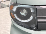 LEDヘッドライトは、点灯の瞬間から最大光量を発揮し、突然暗くなるトンネルなどでの安定感を高めます。