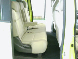 2列目シートもゆったり快適に座っていただけますので、後部座席にお乗りの大切な方も楽しくドライブに参加していただけます☆もちろんチャイルドシートの取り付けにも対応します!