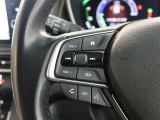 ステアリングスイッチ付き。前方から目を離すことなく操作することが可能です。