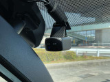日産オリジナルドライブレコーダー(フロント+リヤ)搭載しております。車内外カメラで前方および後方を撮影。走行中の幅寄せや後方撮影にも対応しております。