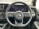 ハンドルには、ステアリングスイッチ付き。プロパイロット機能も付いて長距離ドライブも快適!車両の設定も手元で楽に変更できます。