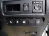 『1台』のお車に対して、3名体制で日々議論を重ね仕入れを行っております。