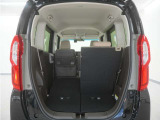 2列目シートは左右独立で倒すことができます。3人乗車状態でより多くの荷物を積むことができます。