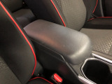 【アームレスト】運転時の疲労軽減にもなるアームレストがついています!